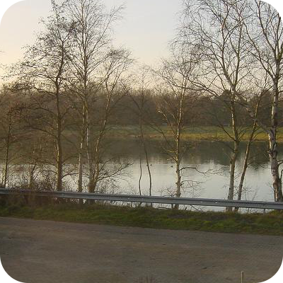 Blick auf den See aus dem Dachfenster